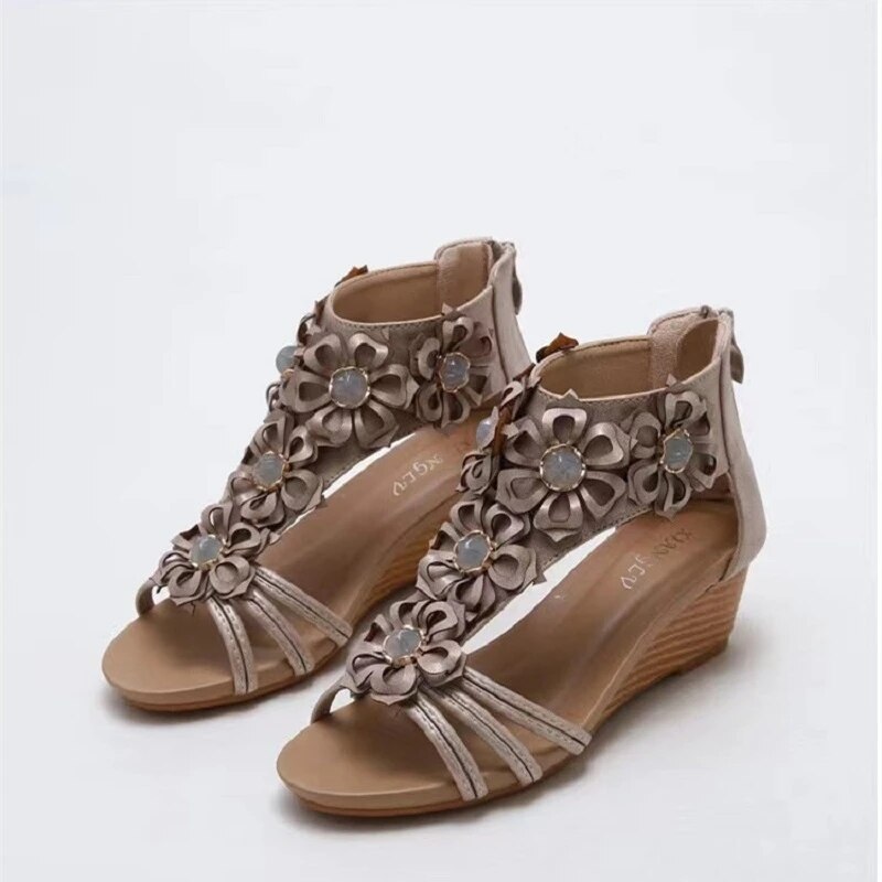 Römische Schuhe mit Blumen-Bohemia-Keilabsatz
